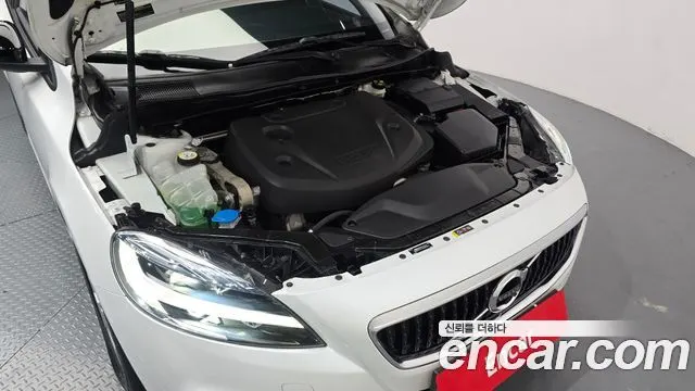 VOLVO V40 CROSS COUNTRY 2018 — 76 009 км, белый, Корея — под ключ — фото 6