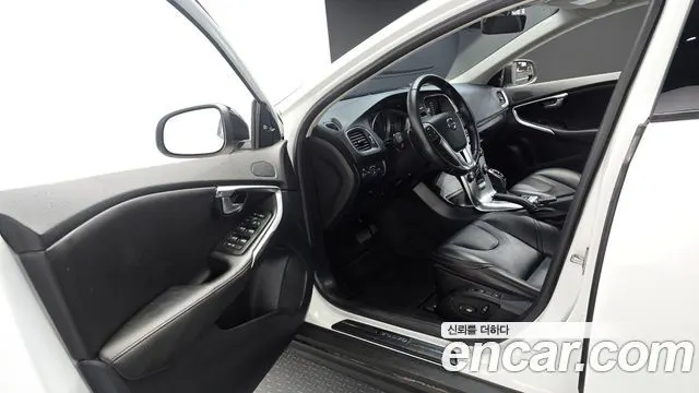 VOLVO V40 CROSS COUNTRY 2018 — 76 009 км, белый, Корея — под ключ — фото 10