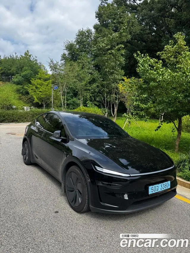 TESLA MODEL Y 2025 — 10 500 км, чёрный, Корея — под ключ — фото 1