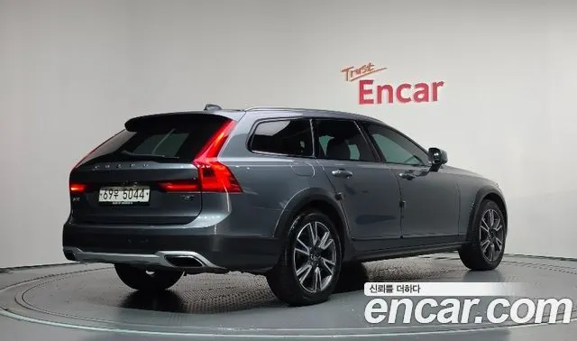 VOLVO V90 CROSS COUNTRY 2018 — 75 316 км, серый, Корея — под ключ — фото 2