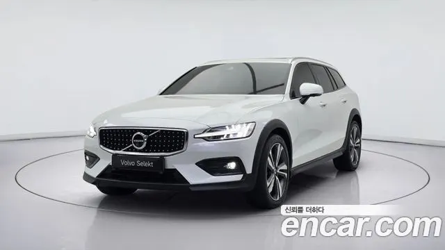VOLVO V60 CROSS COUNTRY 2021 — 64 510 км, белый, Корея — под ключ — фото 1
