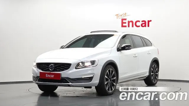 VOLVO V60 CROSS COUNTRY 2017 — 119 317 км, серебристый, Корея — под ключ — фото 1