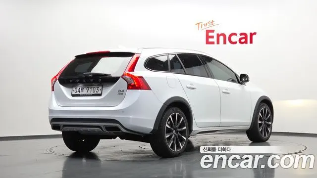 VOLVO V60 CROSS COUNTRY 2017 — 119 317 км, серебристый, Корея — под ключ — фото 2