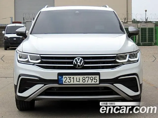 VOLKSWAGEN TIGUAN ALLSPACE 2023 — 61 871 км, белый, Корея — под ключ — фото 1