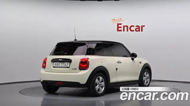 MINI COOPER 2018 — 75 563 км, белый-перламутр, Корея — под ключ — фото 1