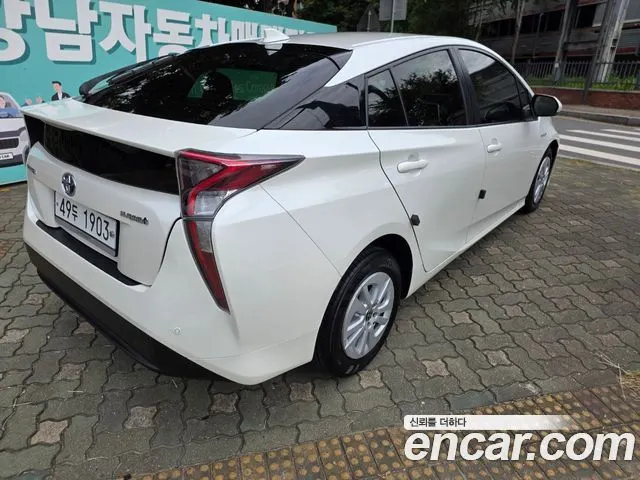 TOYOTA PRIUS 2018 — 146 670 км, белый, Корея — под ключ — фото 3