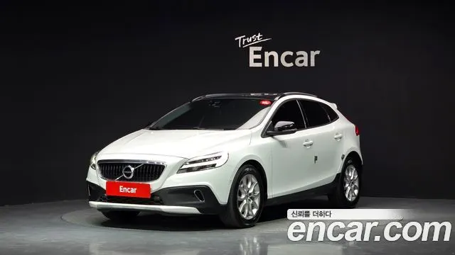 VOLVO V40 CROSS COUNTRY 2017 — 119 442 км, белый, Корея — под ключ — фото 1