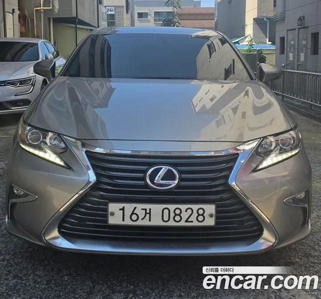 LEXUS ES300H 2016 — 95 407 км, серебристый, Корея — под ключ — фото 1