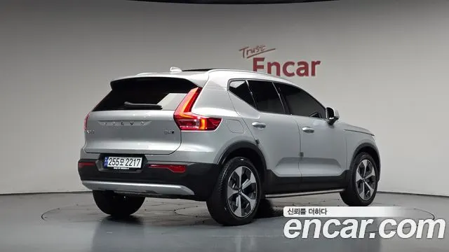 VOLVO XC40 2023