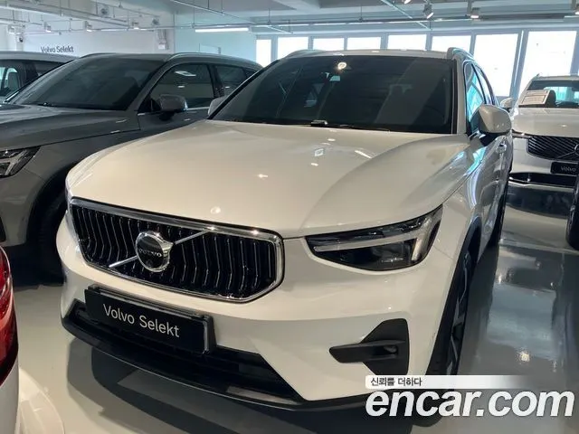 VOLVO XC40 2025
