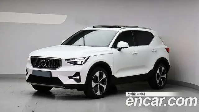 VOLVO XC40 2025