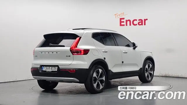 VOLVO XC40 2025