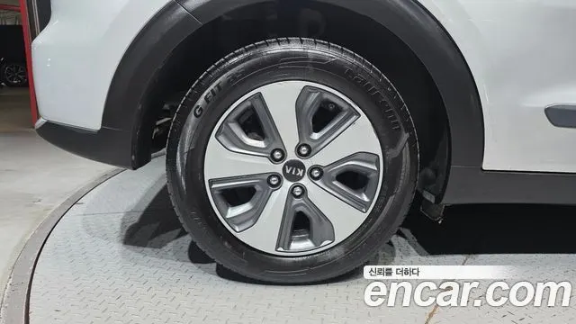 KIA NIRO 2017 — 241 143 км, серебристо-серый, Корея — под ключ — фото 5