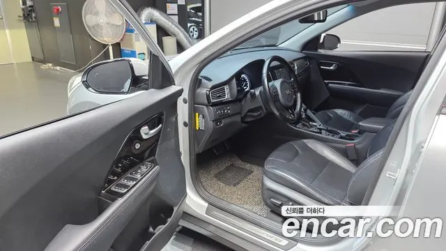 KIA NIRO 2017 — 241 143 км, серебристо-серый, Корея — под ключ — фото 10