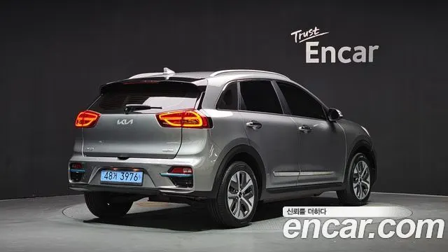 KIA NIRO 2022 — 60 915 км, серебристо-серый, Корея — под ключ — фото 2