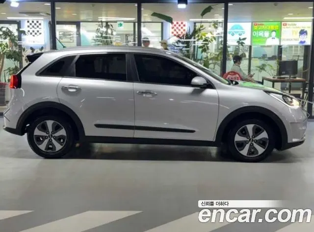 KIA NIRO 2017 — 207 673 км, серебристо-серый, Корея — под ключ — фото 3