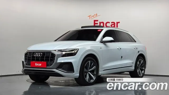 AUDI Q8 2021