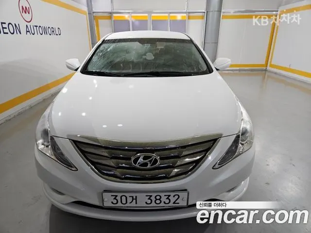 HYUNDAI SONATA 2010 — 131 619 км, белый, Корея — под ключ — фото 11