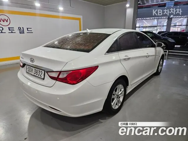 HYUNDAI SONATA 2010 — 131 619 км, белый, Корея — под ключ — фото 5