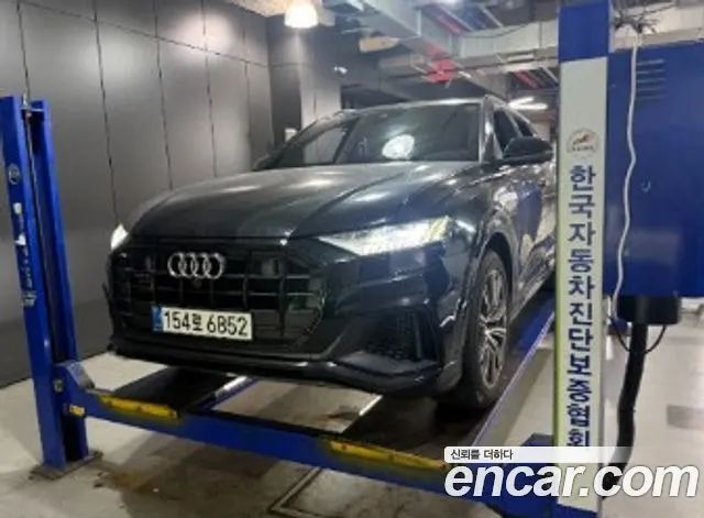 AUDI Q8 2021