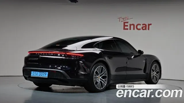 PORSCHE TAYCAN 2023