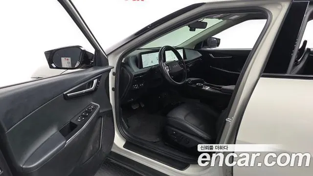 KIA EV6 2023 — 88 231 км, белый-перламутр, Корея — под ключ — фото 10