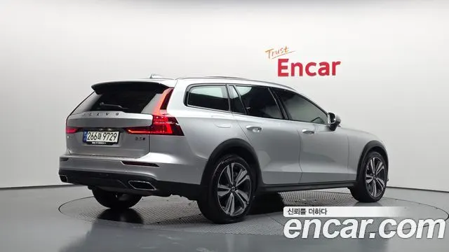 VOLVO V60 CROSS COUNTRY 2021 — 159 909 км, серебристый, Корея — под ключ — фото 1