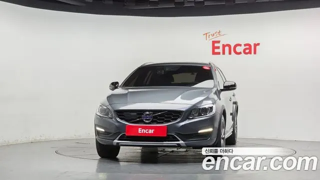 VOLVO V60 CROSS COUNTRY 2018 — 84 456 км, серый, Корея — под ключ — фото 3