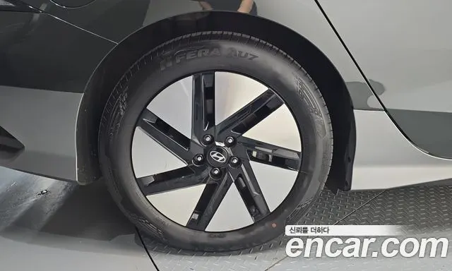 HYUNDAI IONIQ 6 2023 — 82 995 км, тёмно-зелёный, Корея — под ключ — фото 5