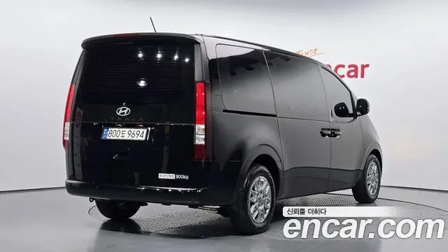 HYUNDAI STARIA 2025