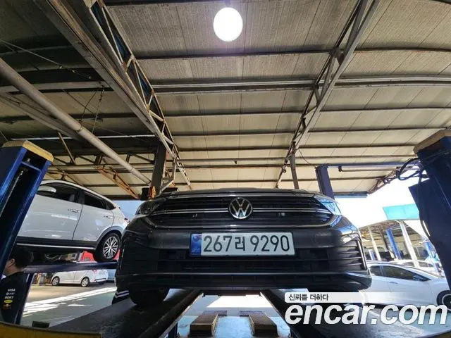 VOLKSWAGEN JETTA 2023 — 24 201 км, серебристо-серый, Корея — под ключ — фото 1