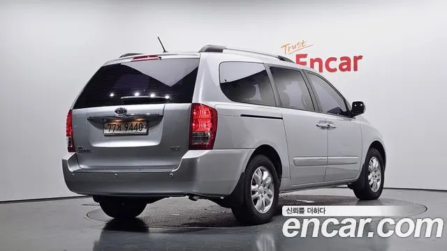 KIA CARNIVAL R 2012