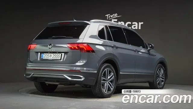 VOLKSWAGEN TIGUAN 2021 — 20 449 км, серебристо-серый, Корея — под ключ — фото 2